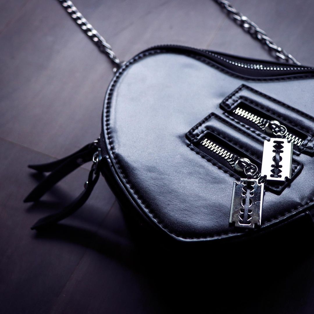blade-heart-handbag-544889.jpg